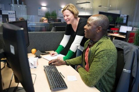 Mitarbeitern bei Rema: Team am Schreibtisch, gemeinsam auf den Computerbildschirm schauend